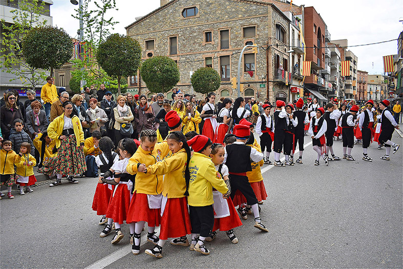ActuaciÃ³ de la colla caramellaire Infantil del Foment Cultural al carrer GonzÃ¡lez Solesio.