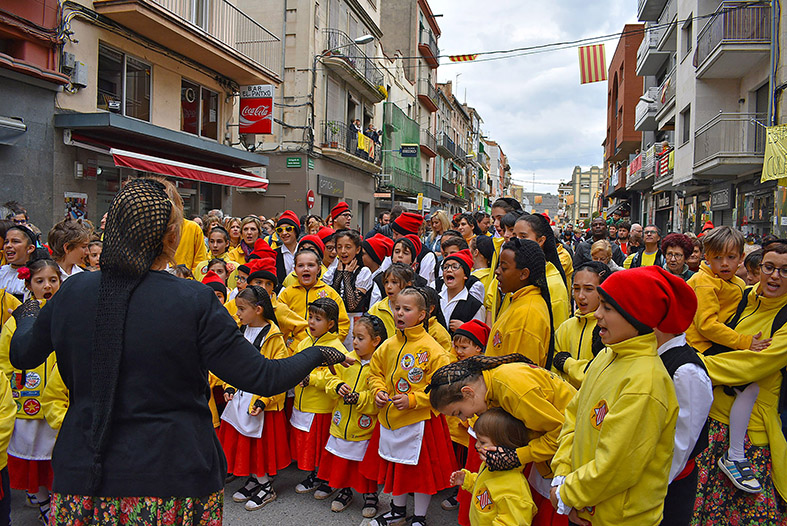 ActuaciÃ³ de la colla caramellaire Infantil del Foment Cultural al carrer GonzÃ¡lez Solesio.