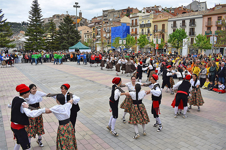 Ball dels Caramellaires del Cardener, a cÃ rrec de representants de les colles, en lâ€™acte de cloenda de les Caramelles de SÃºria.