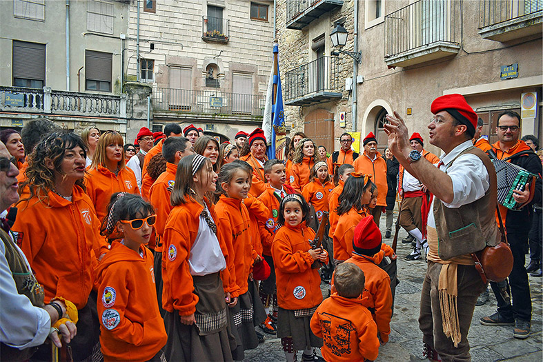 ActuaciÃ³ de la colla caramellaire del Tro Gros a la plaÃ§a Major del Poble Vell.