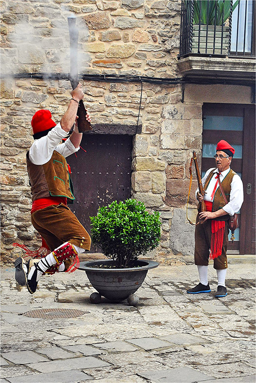 Trabucaires del Tro Gros a la plaÃ§a Major del Poble Vell.