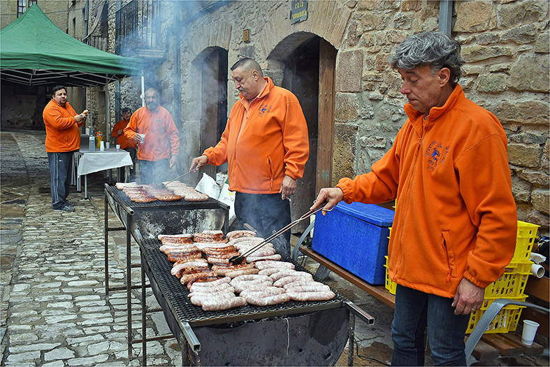 PreparaciÃ³ de lâ€™esmorzar caramellaire a la plaÃ§a Major del Poble Vell.
