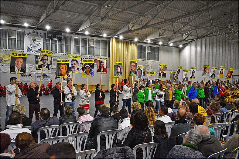 AcciÃ³ de suport als presos polÃ­tics i als exiliats durant la Trobada Caramellaire del PavellÃ³ Municipal dâ€™Esports.