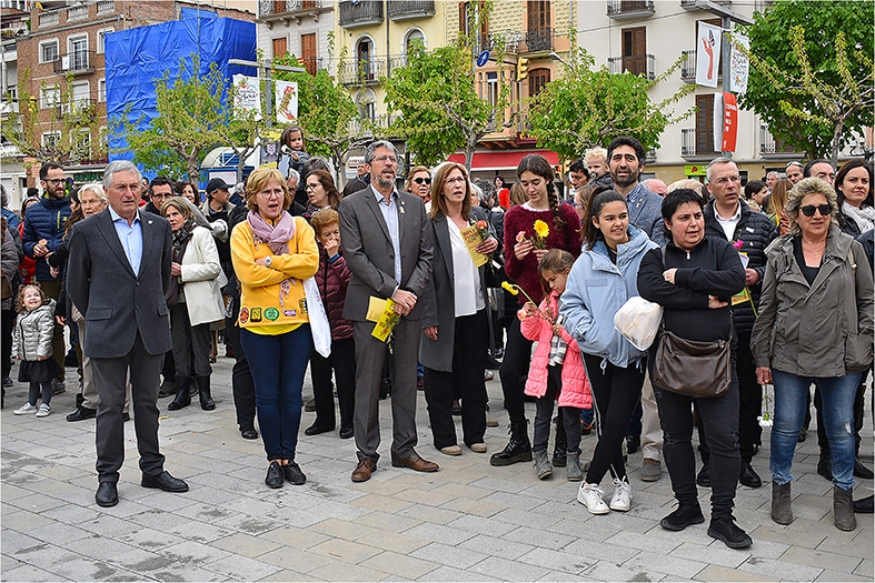 El conseller de PolÃ­tiques Digitals i AdministraciÃ³ PÃºblica de la Generalitat, Jordi PuignerÃ³, lâ€™alcalde Josep Maria Canudas i altres membres de la corporaciÃ³ municipal, durant el cant dâ€™Els Segadors al final de lâ€™acte de cloenda de les Caramel