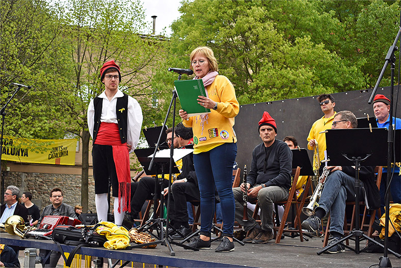 La regidora de Cultura, Montserrat Juncadella, parla durant lâ€™acte de cloenda de les Caramelles de SÃºria.