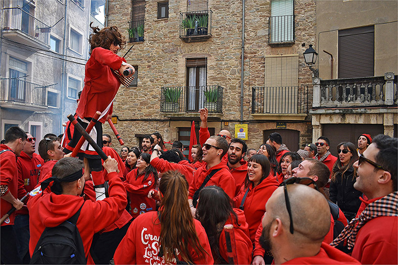 ActuaciÃ³ de la colla caramellaire de lâ€™Altatxu a la plaÃ§a Major del Poble Vell.