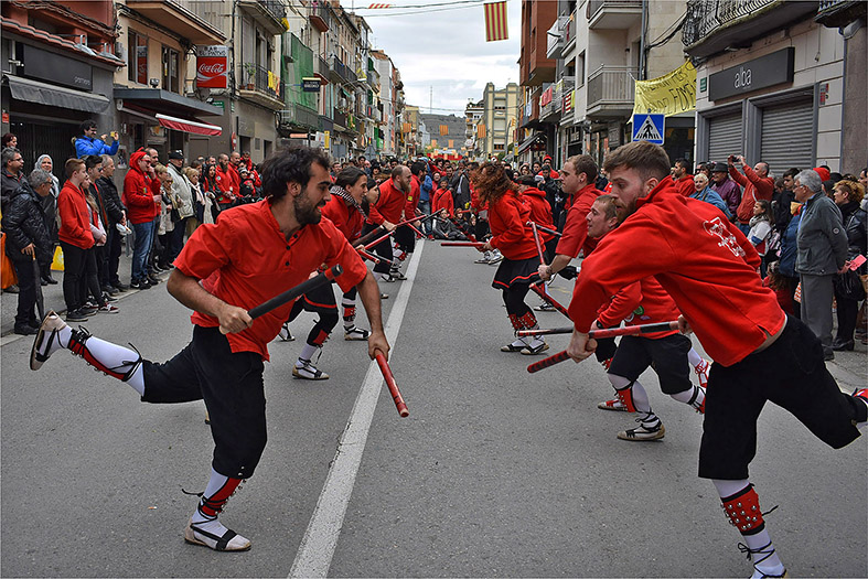 ActuaciÃ³ de la colla caramellaire de lâ€™Altatxu al carrer GonzÃ¡lez Solesio.