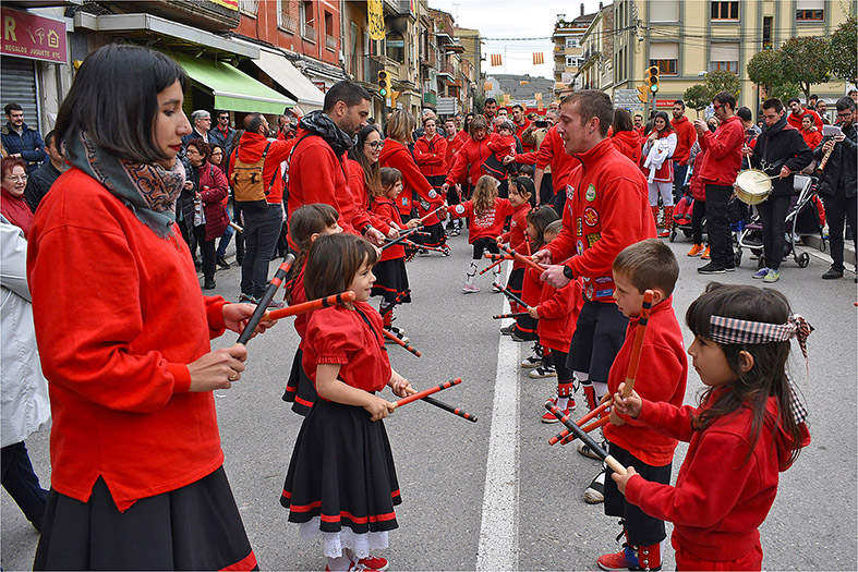 ActuaciÃ³ de la colla caramellaire de lâ€™Altatxu al carrer GonzÃ¡lez Solesio.