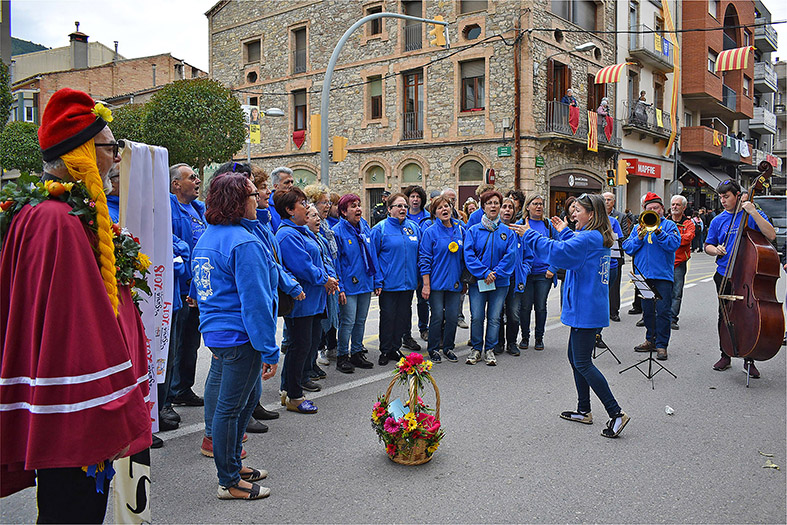ActuaciÃ³ de la colla caramellaire de la Coral SÃ²rissons al carrer GonzÃ¡lez Solesio.
