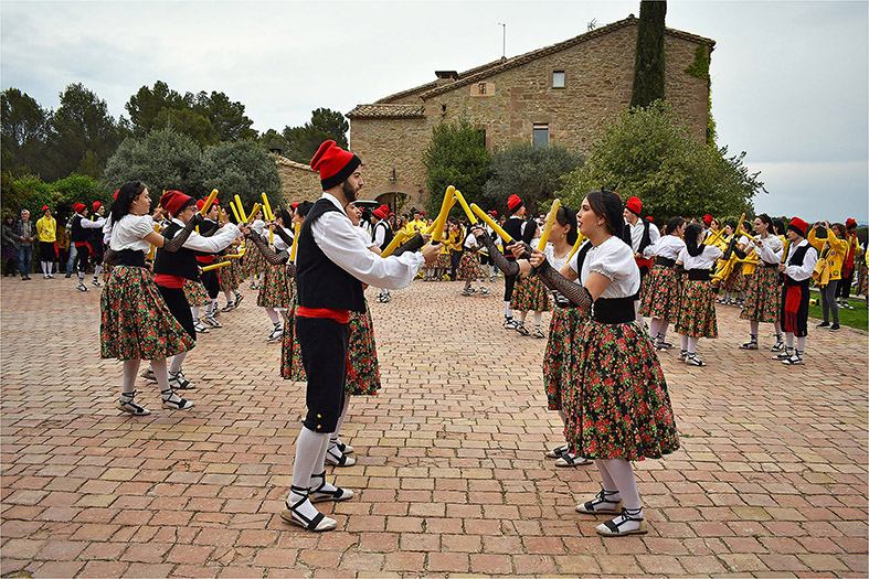 ActuaciÃ³ de la colla caramellaire Juvenil del Foment Cultural a les Caramelles a PagÃ¨s.