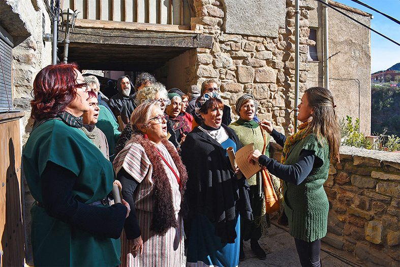 ActuaciÃ³ de la Coral SÃ²rissons al carrer de la Mura durant la 18a Fira Medieval dâ€™Oficis de SÃºria - Novembre de 2019.