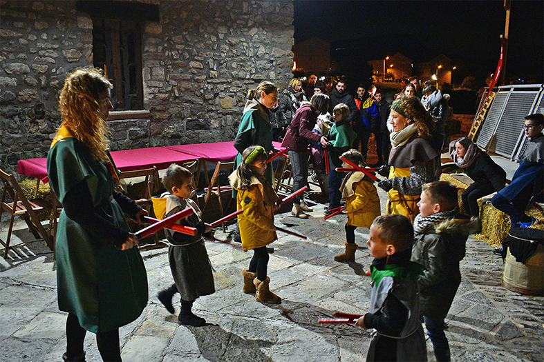 ActuaciÃ³ dels Bastoners de SÃºria a La Bateria de la Mura durant la 18a Fira Medieval dâ€™Oficis de SÃºria - Novembre de 2019.
