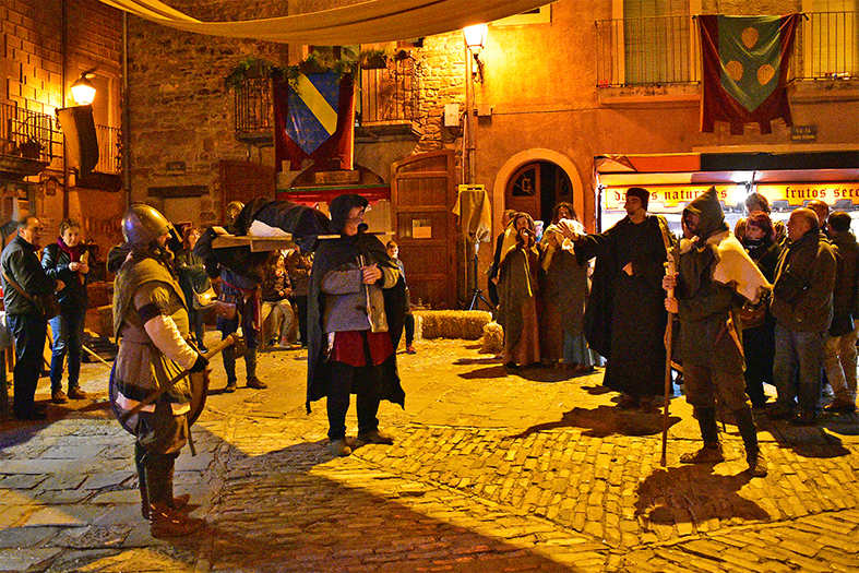 Funeral del cavaller nÃ²rdic a la plaÃ§a Major del Poble Vell, amb el grup Duorum Rivuum, durant la cloenda de la 18a Fira Medieval dâ€™Oficis de SÃºria - Novembre de 2019.