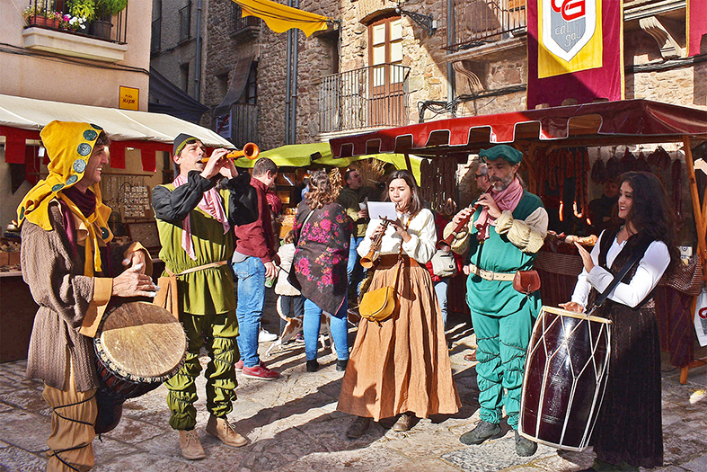 ActuaciÃ³ del grup Xarop de Canya a la plaÃ§a Major del Poble Vell durant la 18a Fira Medieval dâ€™Oficis de SÃºria - Novembre de 2019.