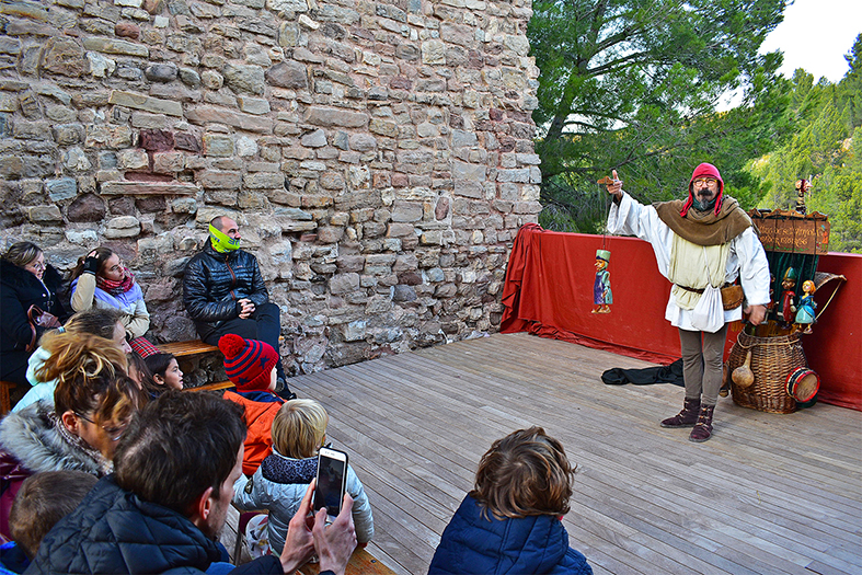 ActuaciÃ³ del titellaire LluÃ­s Bosch al nou espai de la PassarelÂ·la del Castell durant la 18a Fira Medieval dâ€™Oficis de SÃºria - Novembre de 2019.