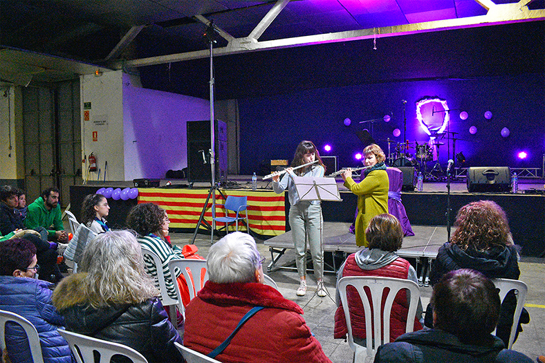 Actuació de l'Escola Municipal de Música durant l'acte central de la Setmana contra la violència de gènere, a la Nau de Ca l'Agut.