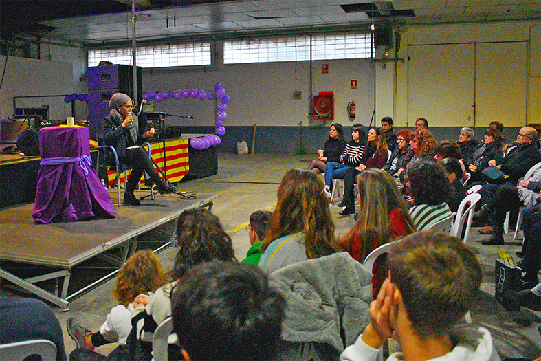 Xerrada col·loqui de l'activista Míriam Hatibi durant l'acte central de la Setmana contra la violència de gènere, a la Nau de Ca l'Agut.