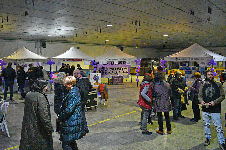 Carpes temàtiques, informatives i participatives durant l'acte central de la Setmana contra la violència de gènere, a la Nau de Ca l'Agut.