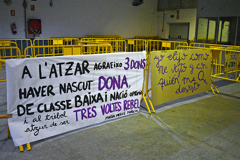 Pancartes elaborades durant l'acte central de la Setmana contra la violència de gènere, a la Nau de Ca l'Agut.
