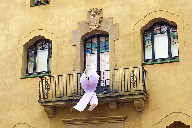Llaç simbòlic del Dia Internacional contra la violència envers les dones, a la Casa de la Vila.