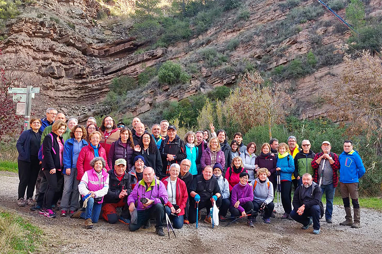 Foto de grup de les persones participants en la caminada de la Festa de Santa BÃ rbara per la ruta de lâ€™antic cable miner entre Cardona i SÃºria (foto: comitÃ¨ dâ€™empresa dâ€™ICL-SÃºria).