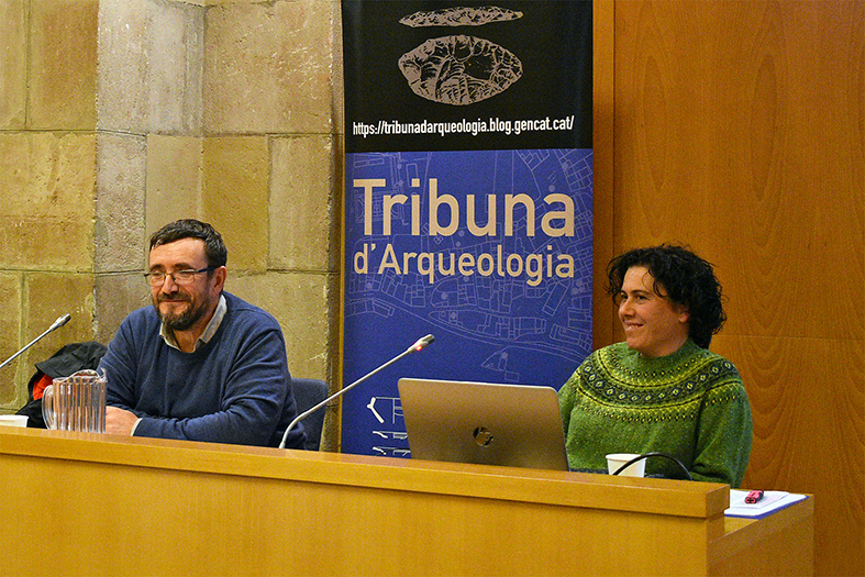 L'arqueòloga Cristina Belmonte, durant la conferència celebrada a la Tribuna d'Arqueologia de la Generalitat sobre la Campanya d'Excavacions Arqueològiques a les Guixeres, al costat del presentador de l'acte, Josep Maria Vila.
