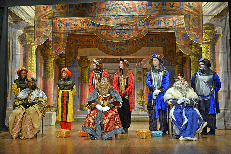 Els Reis d'Orient, durant la recepció als infants de la vila al Teatre del Foment Cultural.