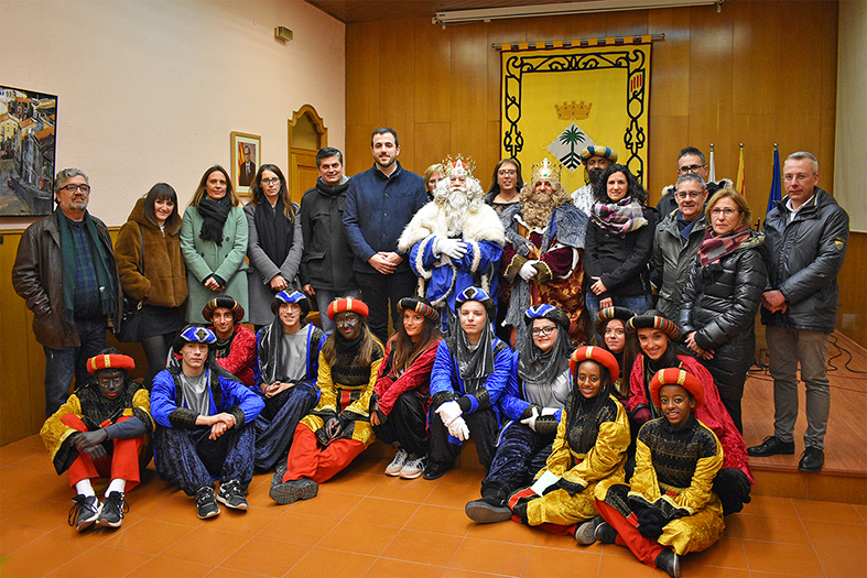 Foto de grup dels Reis d'Orient amb la corporació municipal i els patges reials al saló de sessions de la Casa de la Vila.