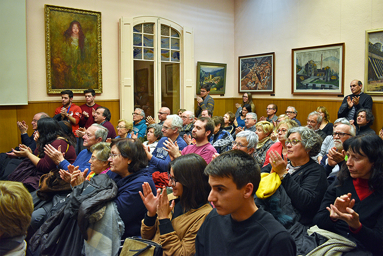 Les persones assistents aplaudeixen el pregó de la Festa de Sant Sebastià al saló de sessions de la Casa de la Vila.