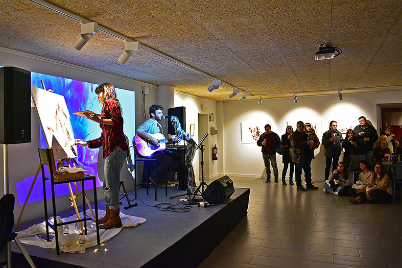 La pintora Greta Riera i el músic Marc Badia, durant la performance inaugural de l'exposició 'Tacte. Art de Greta Riera' a l'edifici d'El Casinet del Poble Vell, dins del programa de la Festa de Sant Sebastià.