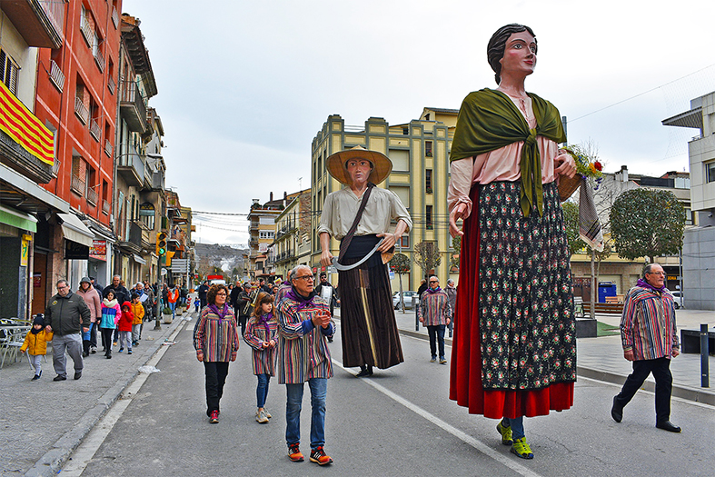Els Geganters d'El Gorg de l'Olla, durant la cercavila de la Festa de Sant Sebastià.