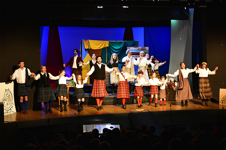 Escena de l'obra de teatre musical 'Xocwitch. La bruixa d'Edimburg' al Teatre del Foment Cultural, dins del programa de la Festa de Sant Sebastià.