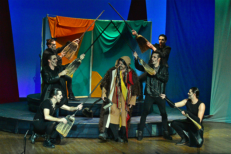 Escena de l'obra de teatre musical 'Xocwitch. La bruixa d'Edimburg' al Teatre del Foment Cultural, dins del programa de la Festa de Sant Sebastià.