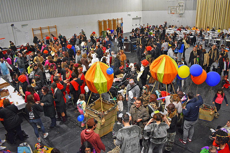 Ambient al PavellÃ³ Municipal d'Esports desprÃ©s de l'arribada de la rua del Carnestoltes de SÃºria 2020.