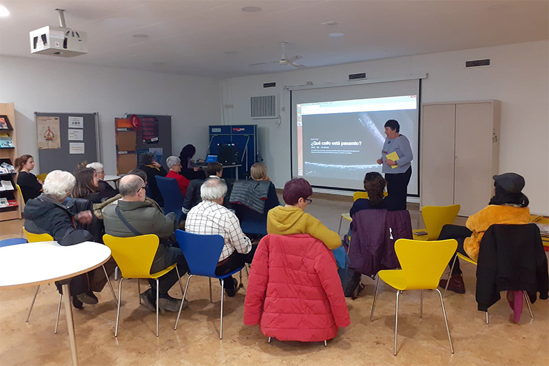 Projecció del documental '¿Qué co#o está pasando'' al Casal de Joves, a càrrec del col·lectiu Sense Dones no hi ha Revolució, dins dels actes del Dia Internacional de la Dona (foto: col·lectiu Sense Dones no hi ha Revolució).