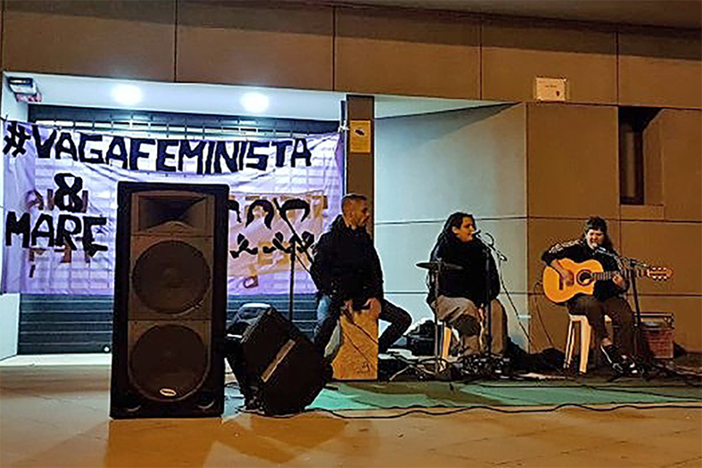 Concert alternatiu feminista amb el grup La Xaixa a la plaça de la Serradora, organitzat pel col·lectiu Sense Dones no hi ha Revolució, dins dels actes del Dia Internacional de la Dona (foto: col·lectiu Sense Dones no hi ha Revolució).