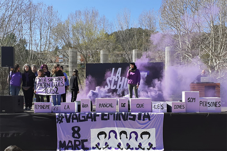 Acció reivindicativa 'El Feminisme deconstrueix el Masclisme' a la plaça de Sant Joan, a càrrec del col·lectiu Sense Dones no hi ha Revolució, dins dels actes del Dia Internacional de la Dona (foto: col·lectiu Sense Dones no hi ha Revolució).