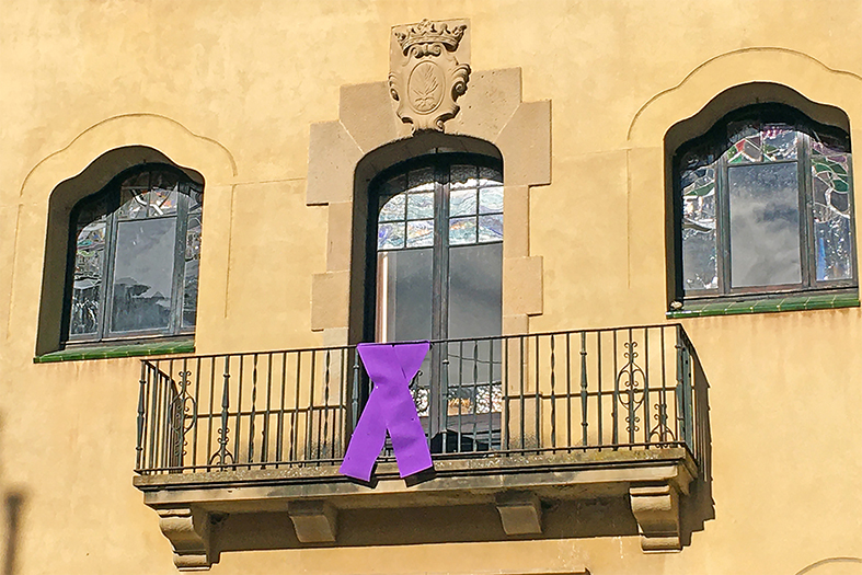 Llaç simbòlic d'adhesió al Dia Internacional de la Dona, a la façana principal de la Casa de la Vila.