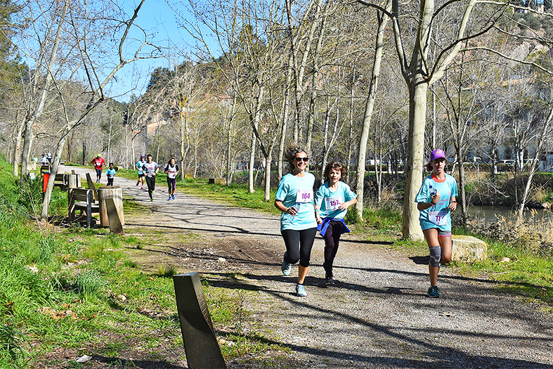 Participants en la 1a Cursa del 8 de Març a Súria, al seu pas pel passeig del Riu, dins del programa del Dia Internacional de la Dona.