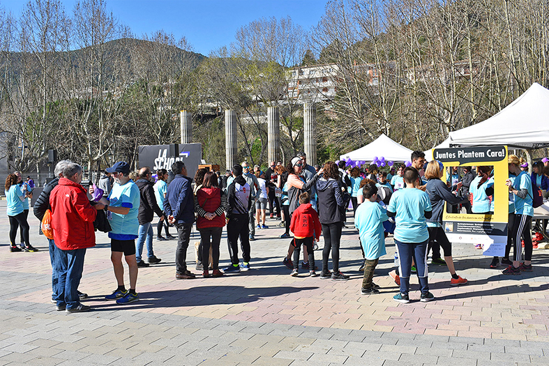 Ambient a la plaça de Sant Joan durant els actes de la 1a Cursa del 8 de Març, dins del programa del Dia Internacional de la Dona.
