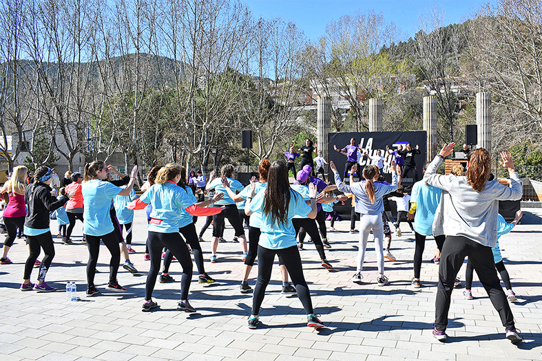 Sessió de zumba a la plaça de Sant Joan durant els actes de la 1a Cursa del 8 de Març, dins del programa del Dia Internacional de la Dona.