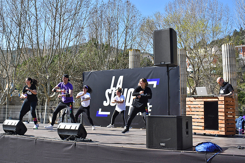 Sessió de zumba a la plaça de Sant Joan durant els actes de la 1a Cursa del 8 de Març, amb monitors i monitores de La School of Dance i DJ Krilyn, dins del programa del Dia Internacional de la Dona.