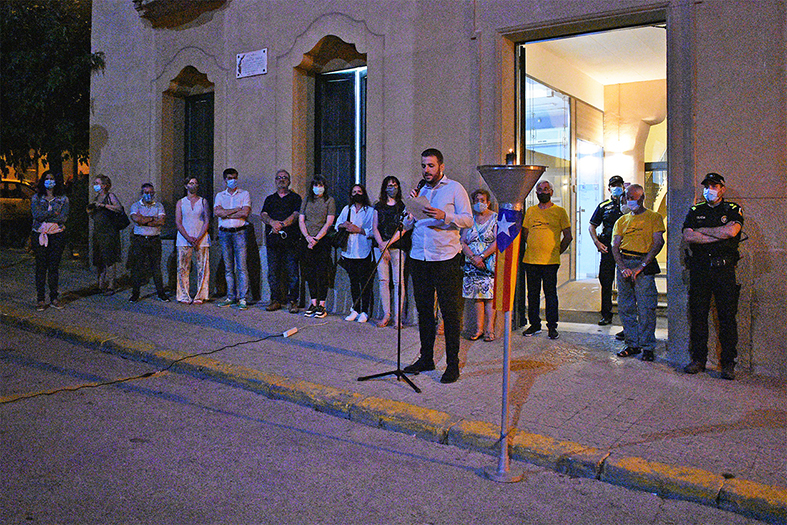 L'alcalde Albert Coberó llegeix el manifest de la Flama del Canigó al davant de la Casa de la Vila, al costat d'altres membres de la corporació municipal i representants del Tro Gros, dins dels actes de la Nit de Sant Joan a Súria.