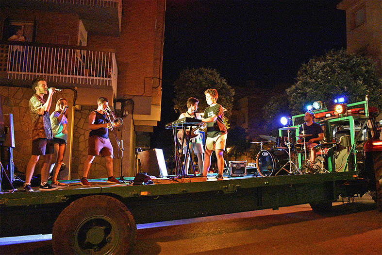 Inici del concert itinerant del grup Drumedaris Band, dins dels actes de la Nit de Sant Joan a Súria.