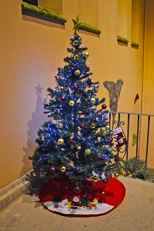 Arbre de Nadal a l'interior de la Casa de la Vila.