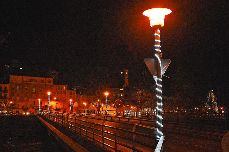 Il·luminació nadalenca al pont de Salipota.