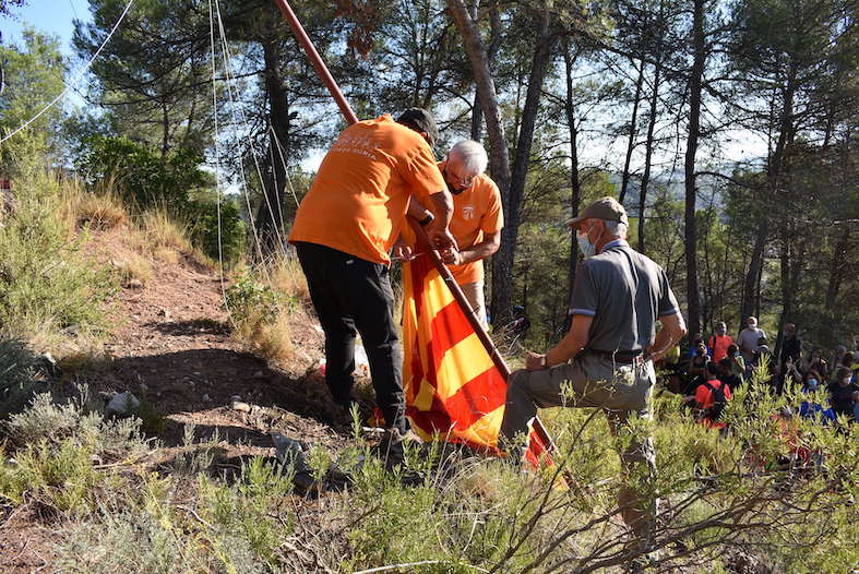 Preparatius per aixecar la senyera durant l'acte central de la Diada Nacional de Catalunya a Súria, celebrat al turó de la Torre.