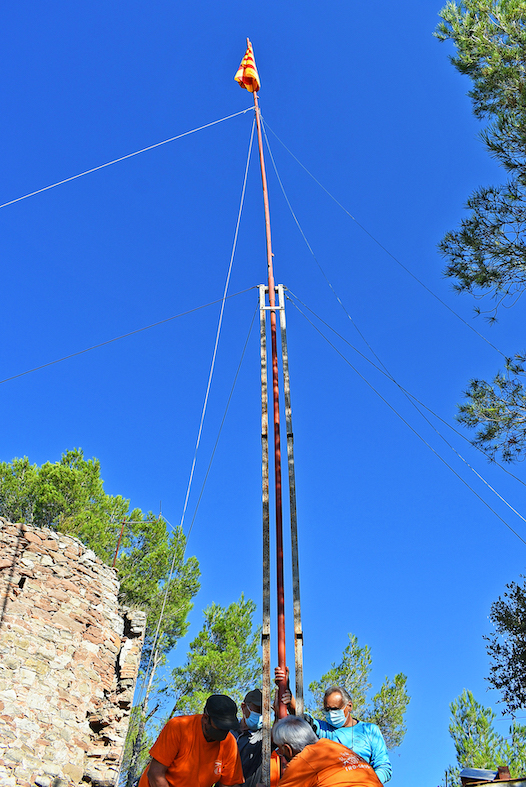 Aixecament de la senyera al turó de la Torre durant l'acte central de la Diada Nacional de Catalunya a Súria.