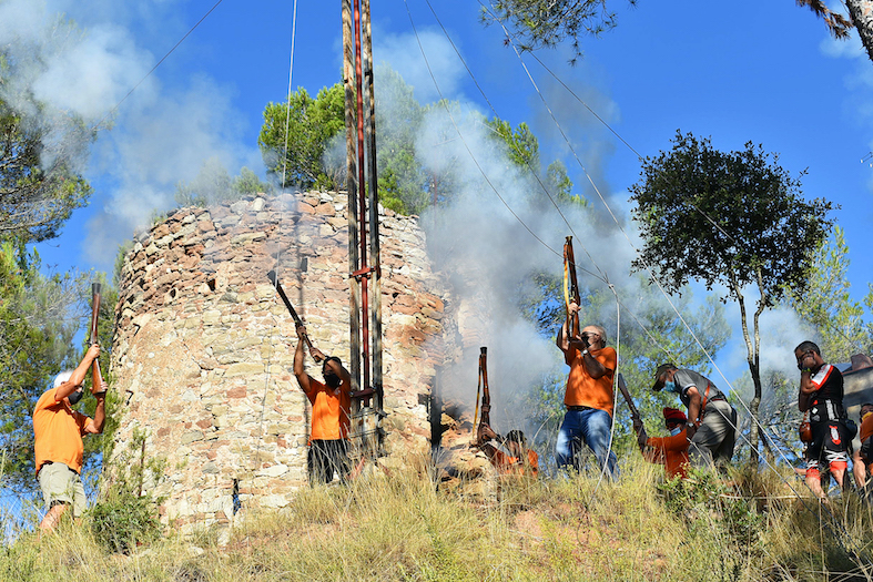 Galejada dels Trabucaires del Tro Gros al turó de la Torre durant l'acte central de la Diada Nacional de Catalunya a Súria.