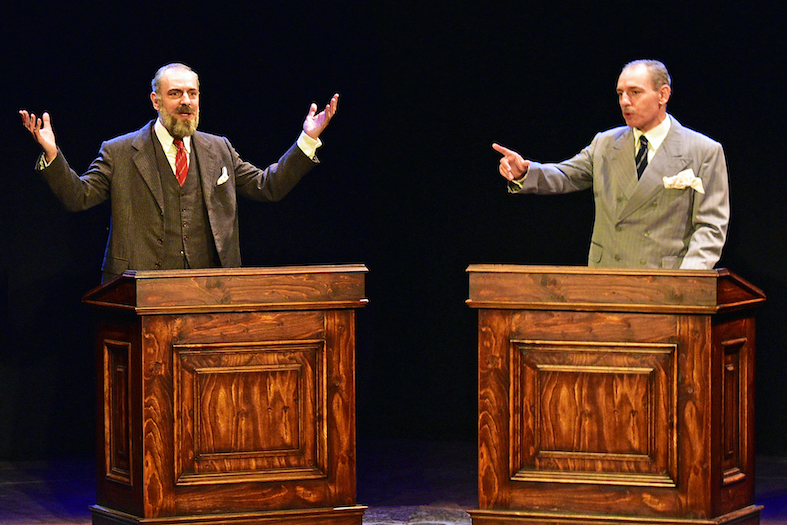 Fotomuntatge de l'obra 'Cambó/Companys', interpretada per l'actor Carles Martínez al Teatre del Foment Cultural, dins dels actes de la Diada Nacional de Catalunya a Súria.